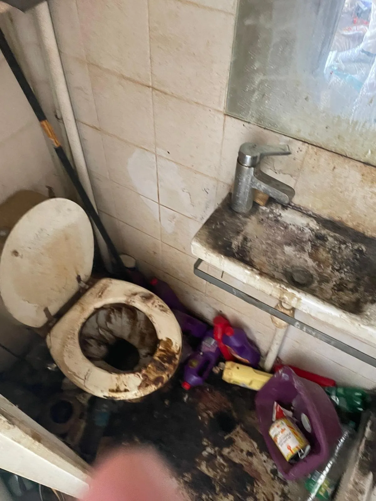 Pourquoi un simple “coup de javel” ne suffit-il pas dans un logement extrême : le rôle de SOS DC à Colombes et dans les villes environnantes