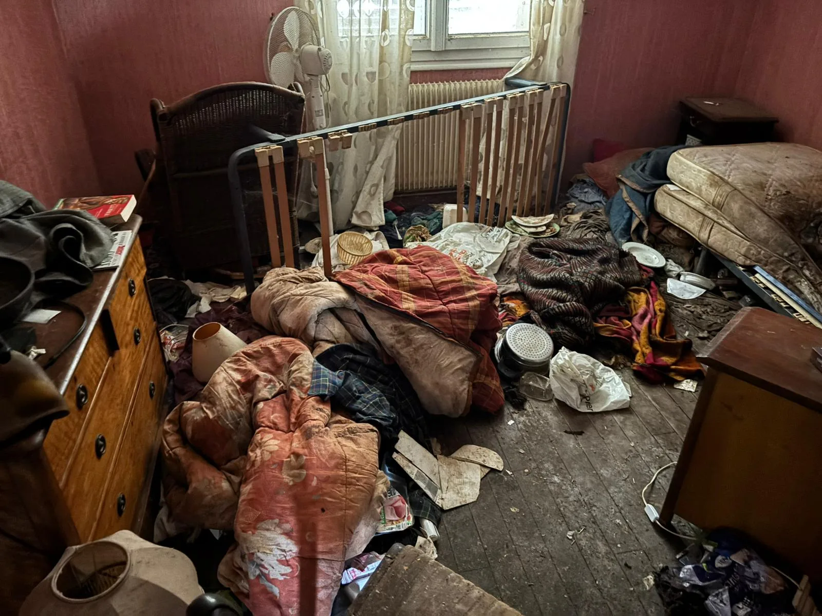 Quels équipements de protection sont indispensables dans un appartement Diogène très poussiéreux à Colombes et dans les villes environnantes ?